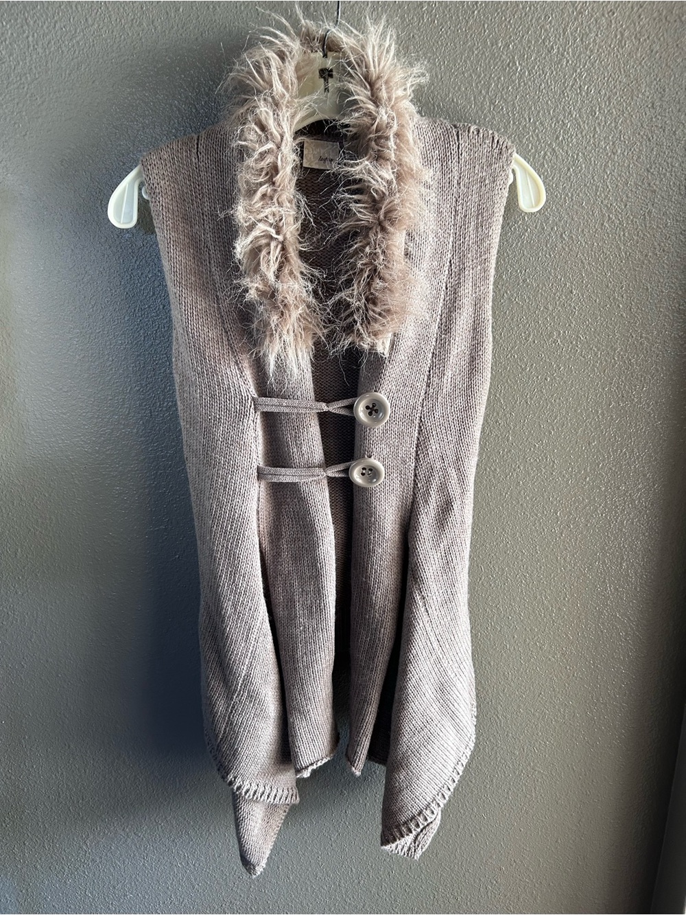 Sleeveless Daytrip Faux-Fur trim sweater cardigan size small